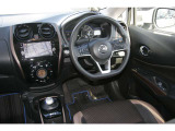 各種のコントロールスイッチが内蔵され、運転に集中できるステアリング。革巻き素材と造形が手にしっくり馴染みます。