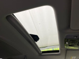 【サンルーフ】開放感たっぷりの希少装備、サンルーフが装着されています!車内に明かりを取り入れたり景色を楽しむ以外にも、車内の空気も簡単に換気できて快適です!