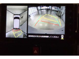 パノラミックビューモニター付きです。車両を上から見たような映像をディスプレイ画面上に表示。運転席からの目視だけでは見にくい、車両周辺の状況をリアルタイムでしっかり確認できます。