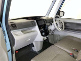 運転席周りのレイアウトをご覧ください。ナビゲーションが綺麗に装着されすっきり収まってますね!