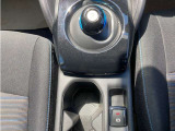 電動パーキングブレーキ&オートブレーキホールド。信号待ち等の停車時に自動的にブレーキ力が保持される機能です。パーキングブレーキはPスイッチを引き上げる事で作動します。