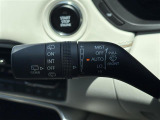 【オートワイパー(AUTO)】雨が降り出した時に、雨滴検出用センサー(レインセンサー)が雨滴を感知すると、自動でワイパーが動作します。