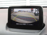 カラーで後方映像をモニターに映し出してくれるので、ショッピングモールのような狭い駐車場であったとしても障害物を見つけ、楽々駐車することができますね。