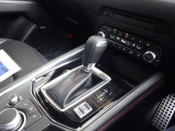 【オートブレーキホールド】停車中にブレーキペダルから足を放しても、ブレーキを自動的に制御して、車両の停車状態を保持する機能です。信号待ちなどの停車時に運転者の負担を軽減します。