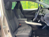運転席まわりには十分なスペースがあり、大柄な方でもゆったり運転していただける環境です。