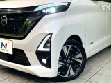 【LEDヘッドライト】悪天候や夜間走行時も良好な視界を確保し安心して運転できる高輝度LEDヘッドライトを装備!点灯速度が早く、消費電力も抑えられています。