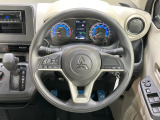 インテリアに合わせたデザインのステアリングは、運転される方のことも考え、運転しやすい形状、大きさです。是非一度、実際に触ってお確かめください。