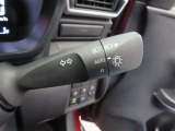 スイッチをオートに設定しておけば、車外の明るさに応じて自動的にヘッドランプを点灯・消灯します。夕暮れ時やトンネルの続く山道などを走行する時に便利なコンライトを装備しています。