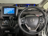 【ハンドル】運転にかかわる様々な操作を安全に行えるように視点移動が少なく操作性に配慮されたスイッチ類が凝縮されたコックピットです。
