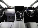 上質で落ち着いた印象のインパネ。視界も広々で運転しやすいです。