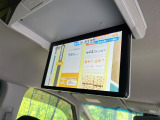 【フリップダウンモニター】大画面モニターで後席でもエンタメをお楽しみいただけます。小さなお子様にも大人気の装備です♪