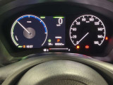 視認性に優れたメーターを採用しており、走行中でも車速や情報が分かりやすく表示されます。運転時の視線移動をむりのない範囲に抑え、快適で安心感のあるドライブをサポートします。