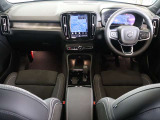 コンパクトなXC40でも上級車種と同様に、縦長式の大型タッチパネルを主体としたインテリア スマートフォン感覚でナビゲーションやオーディオなどを操作できます