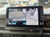 マルチビューカメラを装備しています。車両前後左右に装備した4個のカメラで上空から見下ろしたように路面を映し出す「グラウンドビュー」などの高精細な映像をボタン操作で状況に応じナビ画面に表示します。