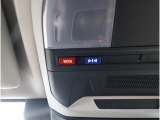 専用ボタンでコールセンターへ接続。状況に応じて緊急車両の要請やロードサービスの取次ぎを行います。重大事故の際は自動的にコールセンターにつながり、緊急車両やドクターヘリを要請します。(要申込)