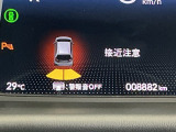 パーキングセンサーシステムは走行中に障害物が迫ると音と表示でお知らせ、低速走行時時の安心感を高めます