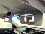 【あると便利な装備】サングラスボックス+運転席・助手席サンバイザー内側ライト付きミラー+マップランプが装備されています