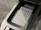スマートフォンなどがスッキリ置けるセンターコンソールトレイです