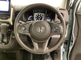 ハンドルにHondaセンシング系のクルーズコントロールやレーンキープアシストなどのスイッチと、オーディオの操作スイッチが装備されています。ハンドルから手を離さず安全に操作できます。