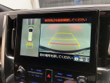 バックカメラの他に上から見下ろしたような画像が見れるアラウンド(全方位)モニター。前後左右を把握できる、すごい機能が装備されています!