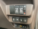 パワースライドドアの開閉はスマートキーのリモコンやドアノブは勿論、運転席側のスイッチ操作でも開閉ができ、安全・簡単です。
