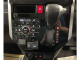 オートエアコン♪お好みの温度に設定するだけで車内を快適空間にしてくれますよ♪