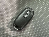 スマートキーをポケットやバッグに携帯していれば、キーを取り出すことなくドアハンドルを握り解錠、ドアハンドルのセンサーに触れるだけで施錠できます。
