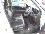 体が沈み込まないちょうどいい固さのシートなので、長時間の運転も疲れづらいんですよ♪足元もすっきりと広いです!