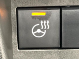 【ステアリングヒーター】冬場に冷たくなりやすい革巻きステアリングを、スイッチ一つで素早く適温に!エアコンよりも早く温まってくれるので、寒い日の運転も快適になりますね♪