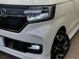 【LEDヘッドライト】悪天候や夜間走行時も良好な視界を確保し安心して運転できる高輝度LEDヘッドライトを装備!点灯速度が早く、消費電力も抑えられています。