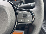 【クルーズコントロール】アクセル操作なしで一定速度を保つ機能。先行車との距離を自動調整する追従型が主流で、高速走行時の疲労を劇的に軽減します。長距離移動が多いお客様への商談では必須の快適装備です。