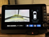 リバースギアに入れるだけで後方の表示へ切り替わります。夜間や雨の日の駐車も楽になりますよ。