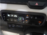 【オートエアコン】温度を設定すれば自動で快適な車内温度を保ちます。エアコン内部の高性能脱臭フィルターで車内のアレルゲンや花粉を除去。
