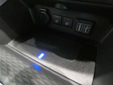 ワイヤレス充電機能で接続の手間いらず。スマートフォンなどをワイヤレスで充電可能です。