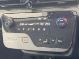 【左右独立型フルオートエアコン】運転席と助手席でそれぞれお好みの温度に設定可能。同乗者にも配慮した、快適な空調をお届け致します。