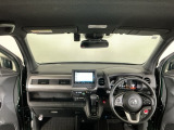 【前方視界】開放的な前方視界!運転がしやすく疲れにくいです♪窓が大きく、見通しがとっても良いおクルマですよ♪