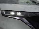 【アダプティブLEDヘッドライト】夜間走行時対向車を感知し、対向車がいるところだけ自動でハイビームの切り替えをしてくれるので、良好な視界を確保し安心して運転できます☆