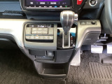 足元スッキリ、インパネシフトです。パーキングブレーキはフットブレーキタイプなので、運転席と助手席の間がスッキリしています。