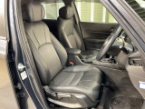 乗降がしやすい運転席。高さが調節できて小柄な方でも運転しやすいポジションをとることができます。