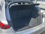 開口部が低く設定されているので、荷物の積み下ろしがスムーズに行えます。更に分割可倒式リアシートの採用でシートのバックレストを倒すと、大きく長い荷物も積み込めます。