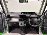 360&deg;UV&IRカット機能ガラス採用。見易い計器類と運転し易いレイアウトのドライビングポジションは、極細Aピラーの採用で視角も少なく前方&左右の見切りが良く安心して運転できます。