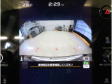 後方の映像を車内の11.6インチディスプレイに表示。 ステアリング操作に連動して動くガイドラインが、駐車や車庫入れをよりスムーズにサポート。狭いスペースでも安心して操作できる頼れる機能です。