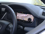 ●隣りの車からウィンドウ越しにバーチャルコクピットが際立っています。大変美しく高級感あふれるインテリアでございます