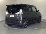 スライドドアは通常のドアに比べて、車のボディーに対し平行に開閉し、開けてもスペースを取りません。出入り口が大きいドアはお子様のいるご家庭はもちろん、混んだ駐車場でも大活躍です!