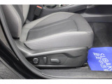 運転席10ウェイパワーシート。前後スライド、前チルト、シートリフター、リクライニング、ランバーサポートの調整を電動化。最適なポジションを提供します。