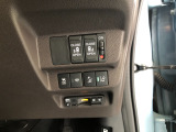 【両側電動スライドドア】リモコンや運転席のスイッチ操作のほか、ドアハンドルを少し引くだけでリアドアが自動開閉します♪