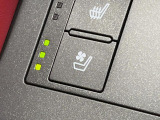 【シートベンチレーション】夏場は涼しい風でお尻や背中の熱やムレを防ぎ、冬はエアコンよりも早く温まってポカポカに!レザーシートにうれしい装備で、季節を問わず快適に過ごせます。