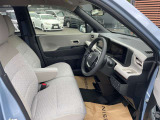 運転席と助手席はウォークスルーで移動できます。
