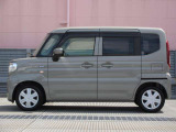 純正ホイールカバーで全体的にデザインがまとまっています。車も人も、オシャレはまずは足元からですね。