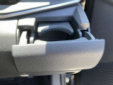 運転席の手の届きやすい位置にドリンクホルダーがある為、とても便利です!